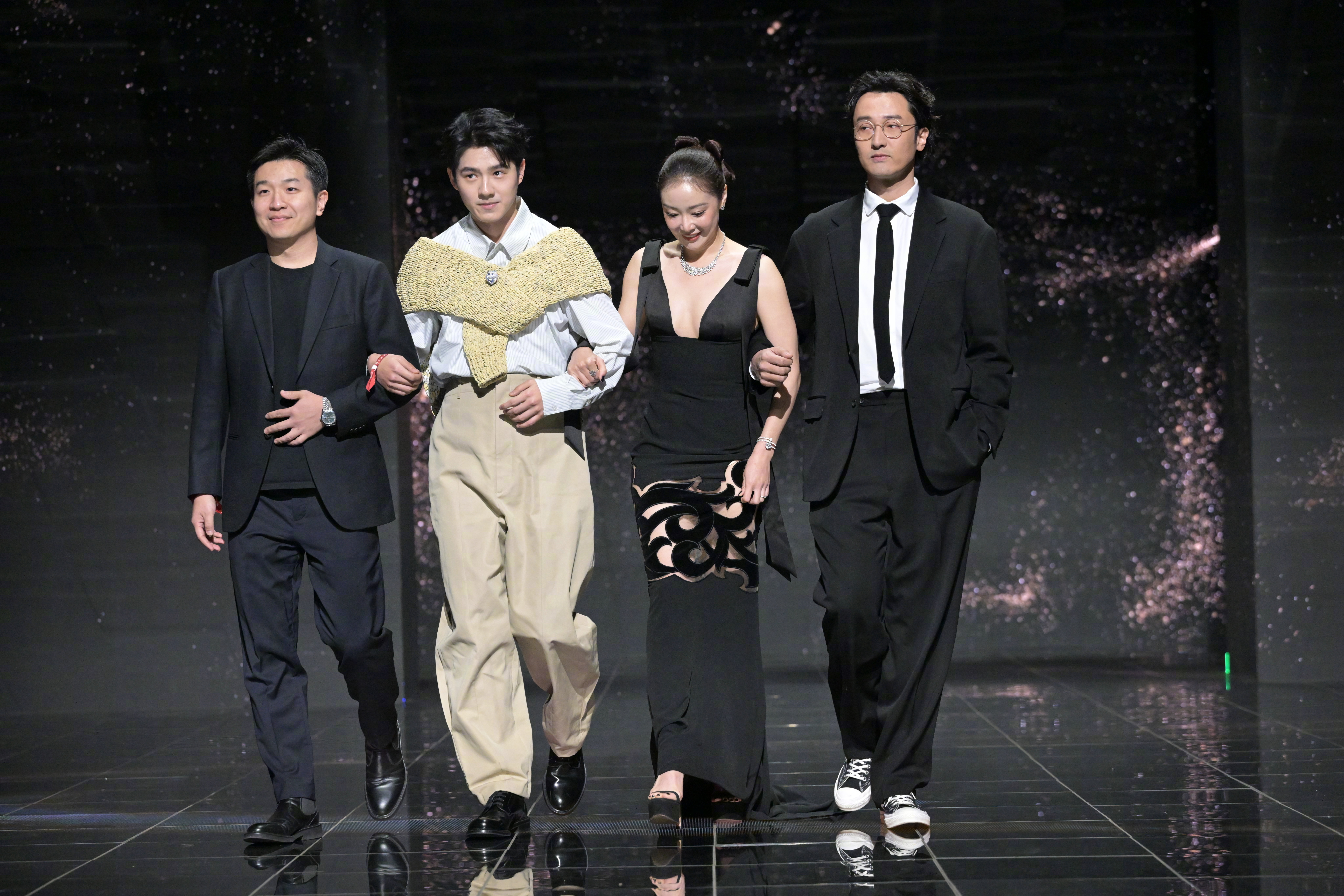 刘昊然高叶王传君手挽手走红毯《南京照相馆》导演申奥，主演刘昊然、王传君、高叶全程