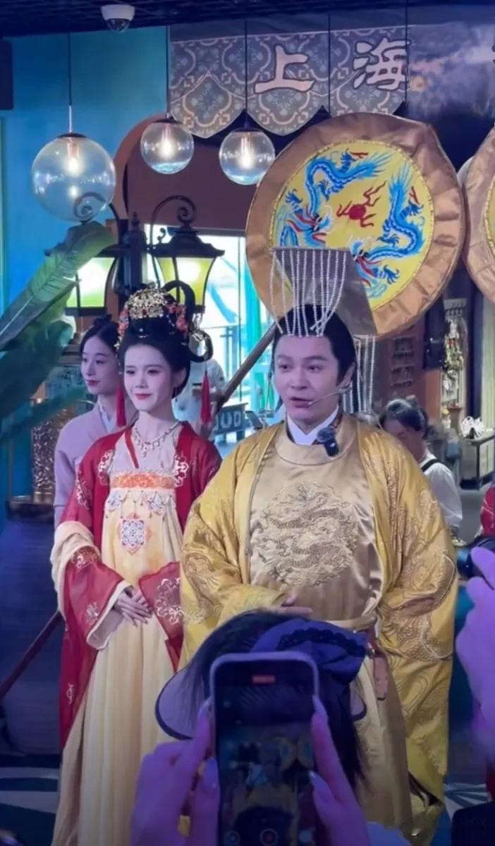 前有63岁马景涛景区卖艺，现有49岁郑国霖上海景区当NPC,演艺圈太卷了，很多演