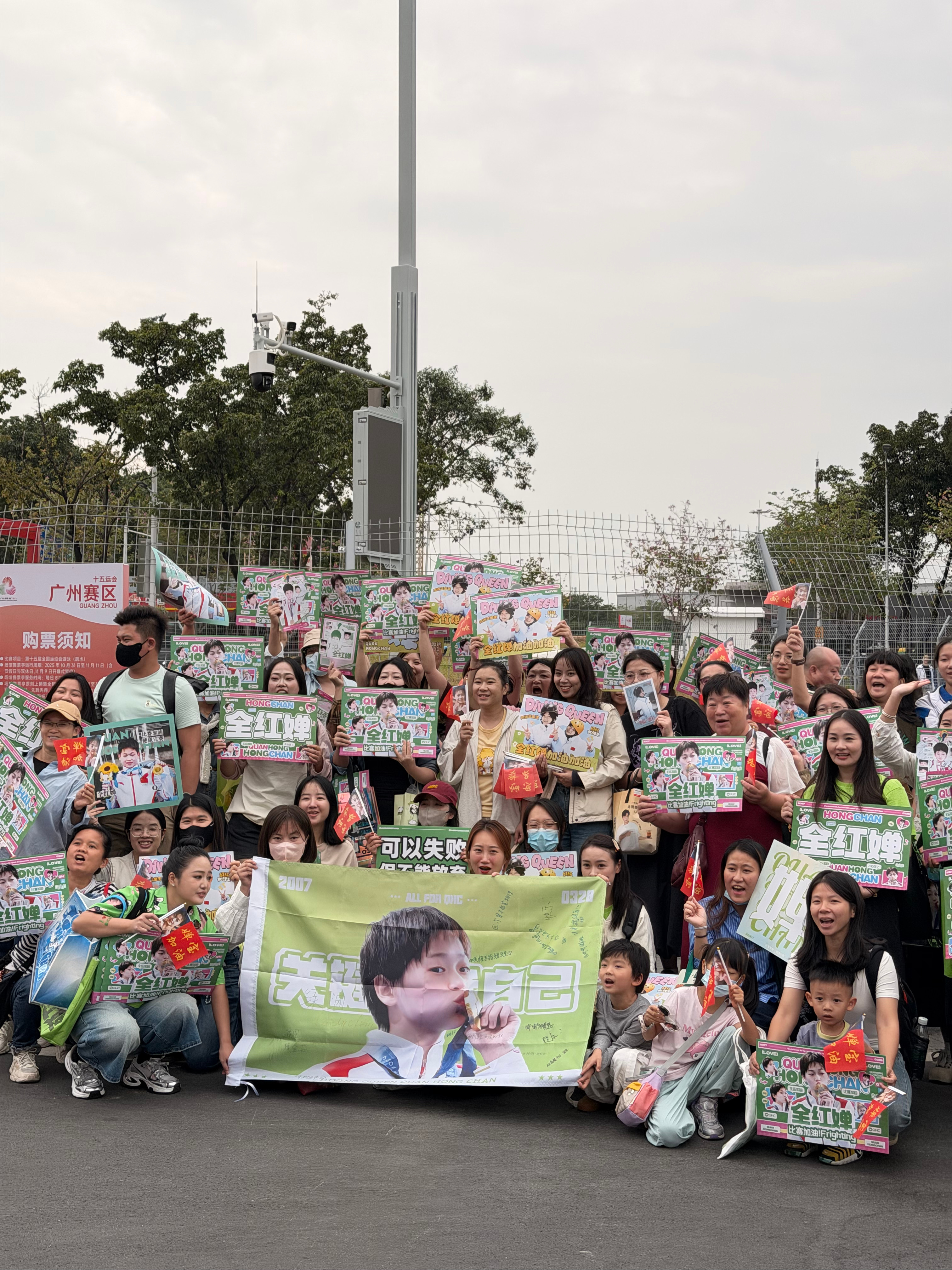 你说“那我很开心哦，虽然我跳的不好”的时候，眼睛还是红了，声音也哽咽了采访的时候