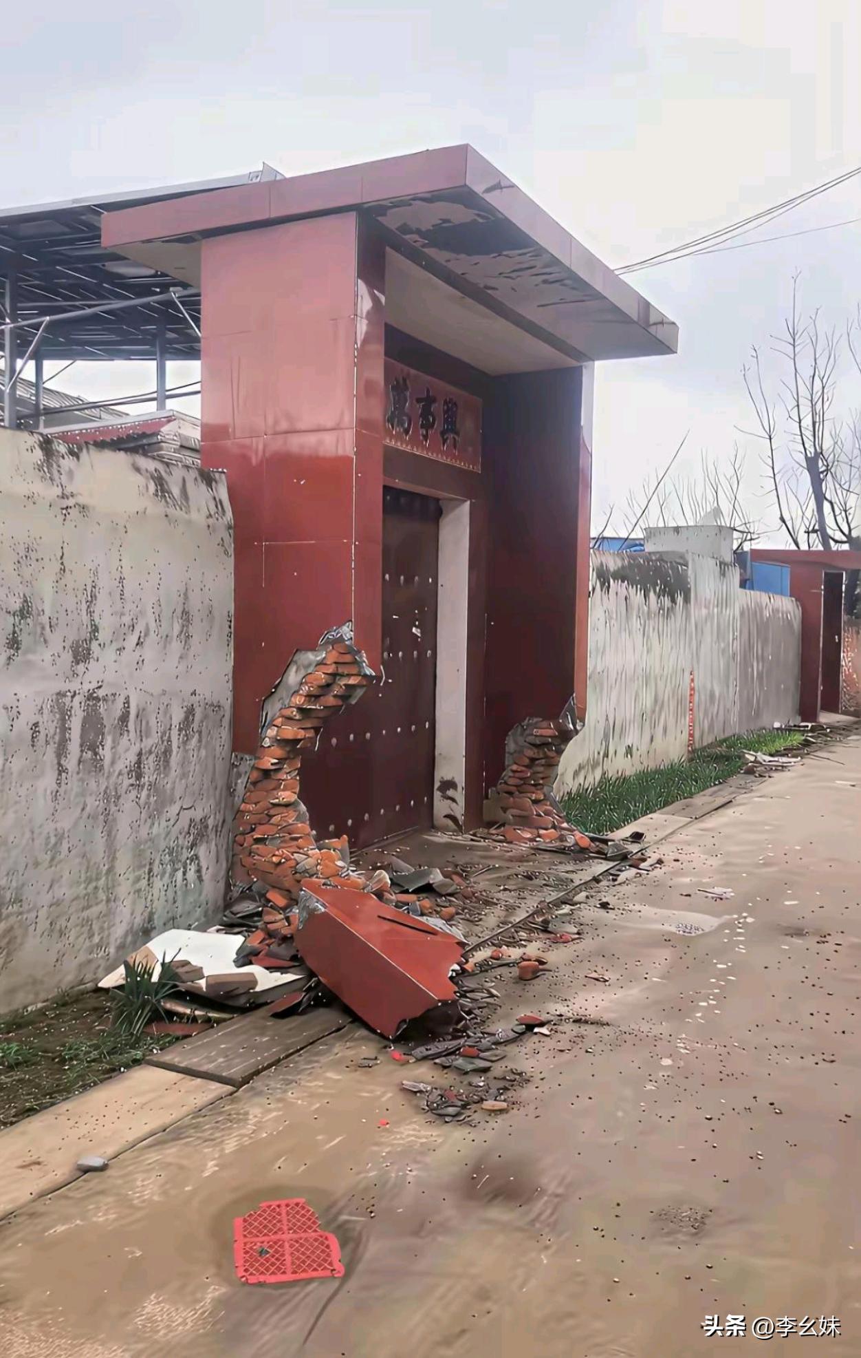 门前往外扩这么远，一般情况不会撞，但是都希望它被撞，猜猜这样的受损程度是什么车撞