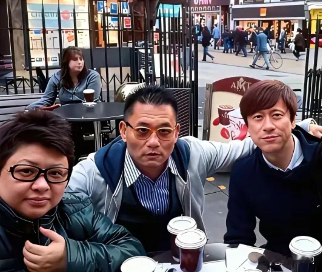 仔细看，镜头中韩红珠圆玉润，目光灼灼，一副眼镜更显得眉宇间分外清秀。右边是目若朗