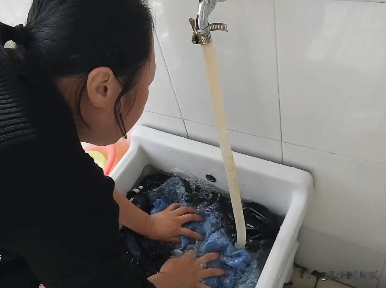 
万能水池子，得发挥出它的功效，刷鞋，涮拖把，洗粽叶，洗袜子，洗外衣，洗睡衣……