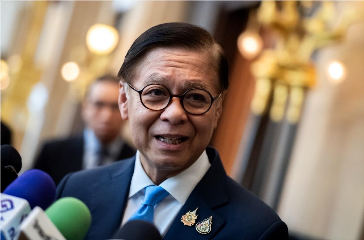 泰国这次，算是把一件事干了两遍！就在同一个发布会的现场，面对同一批记者，官员前脚