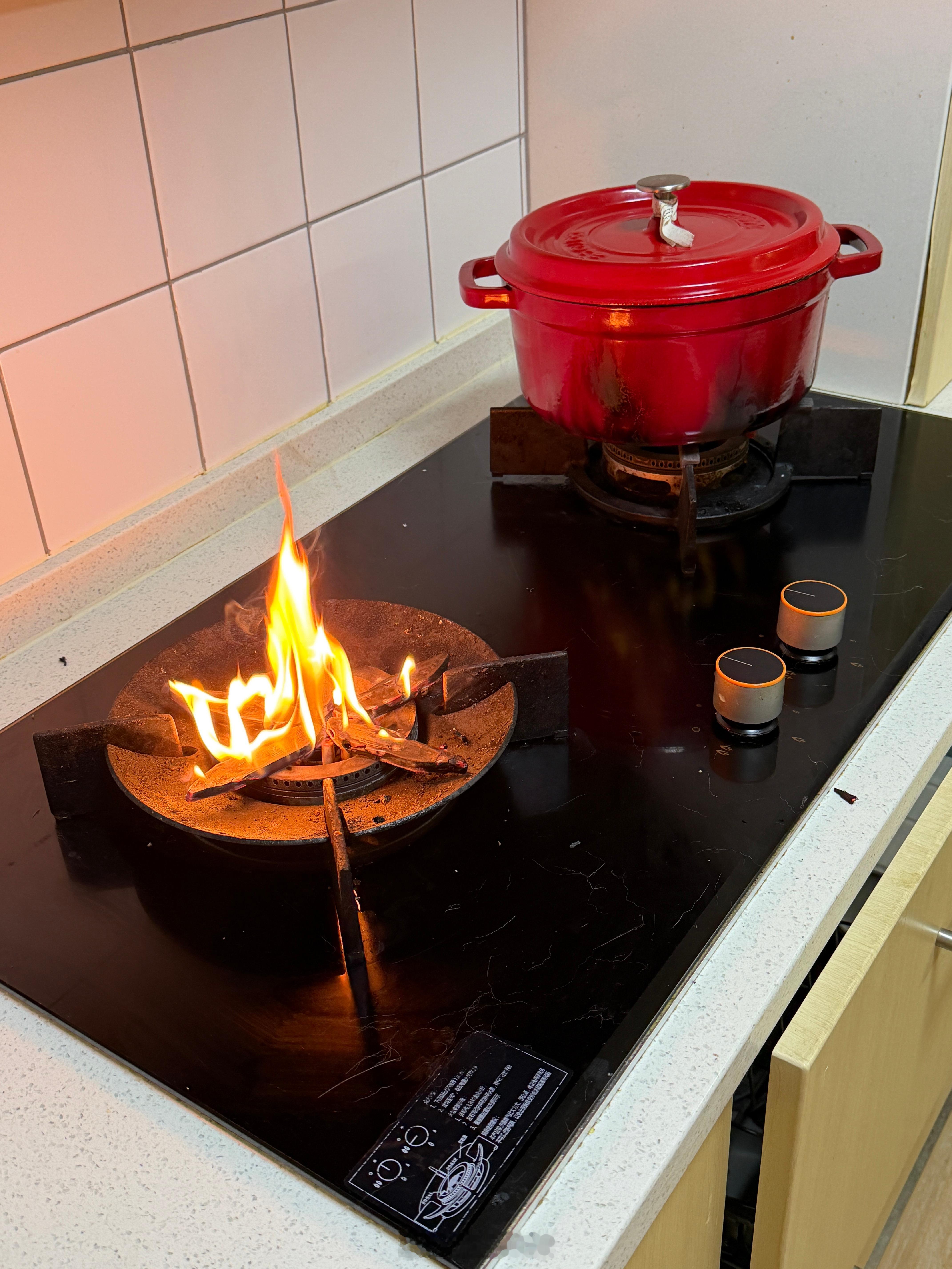 晚上回来想煮点面条吃差点把厨房着了新买的红锅也烧黑了