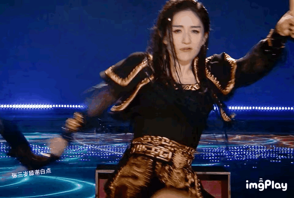 谢娜第一次当队长，表演的是龙拳，站在c位的她好尬。

谢娜一本正经地跳舞，大家都