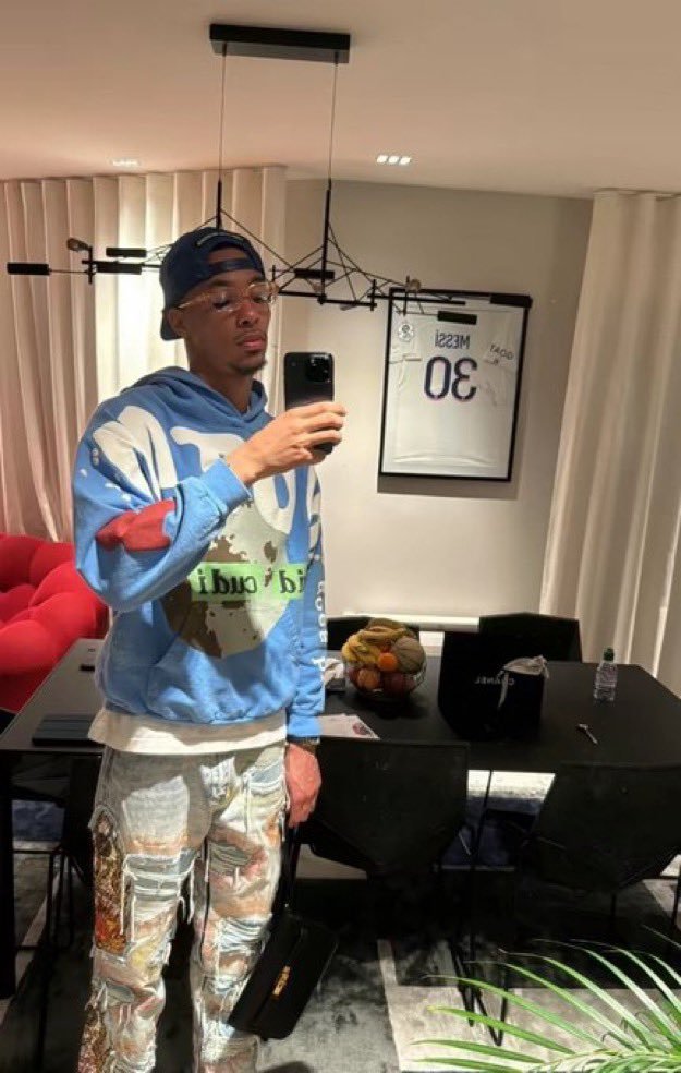 【👀】现效力于法兰克福的法国球员埃基蒂克在自己的家里收藏梅西巴黎30号签名球衣