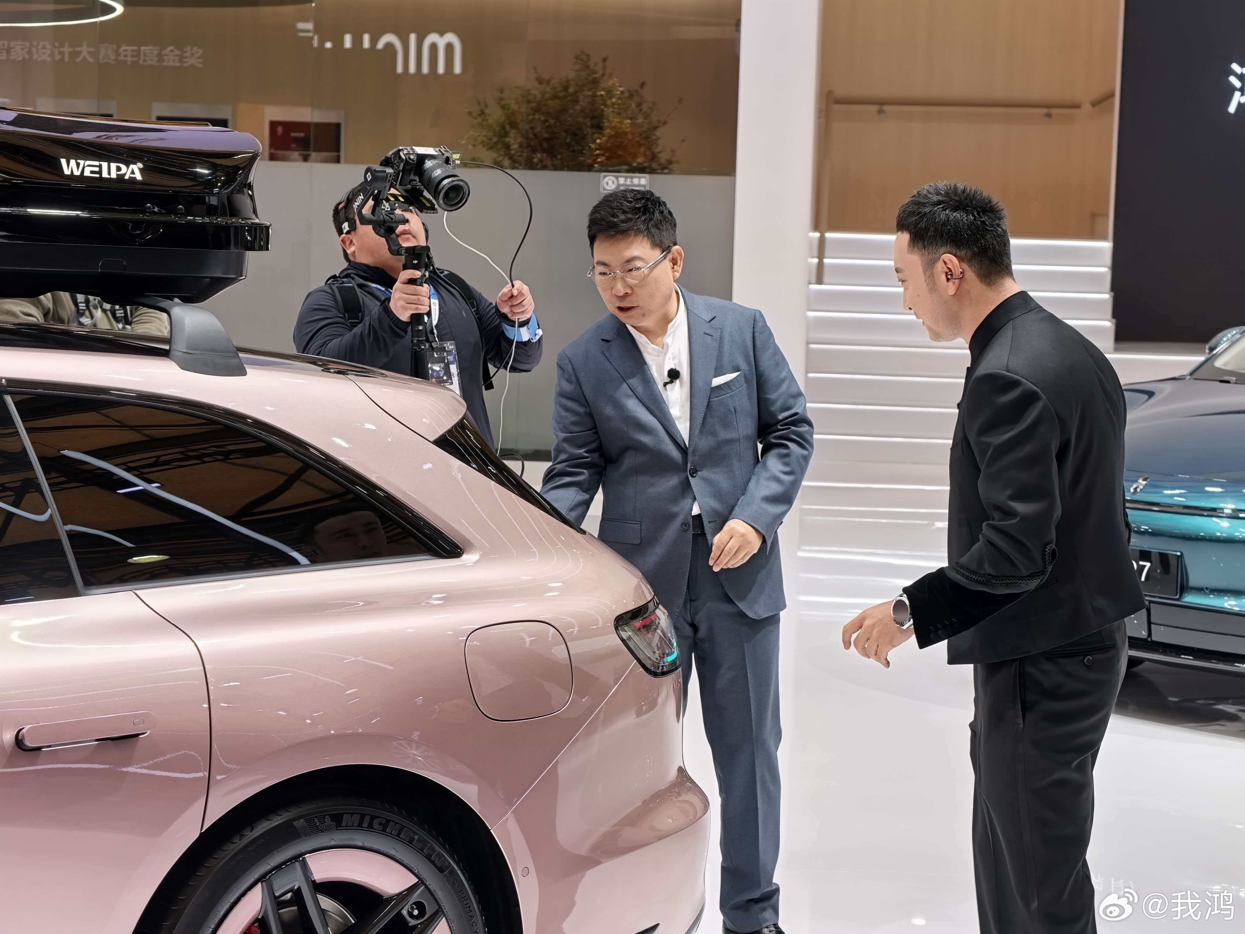 享界S9T这个粉色太好看了，现场非常多人关注。享界粉白新色亮相上海AWE