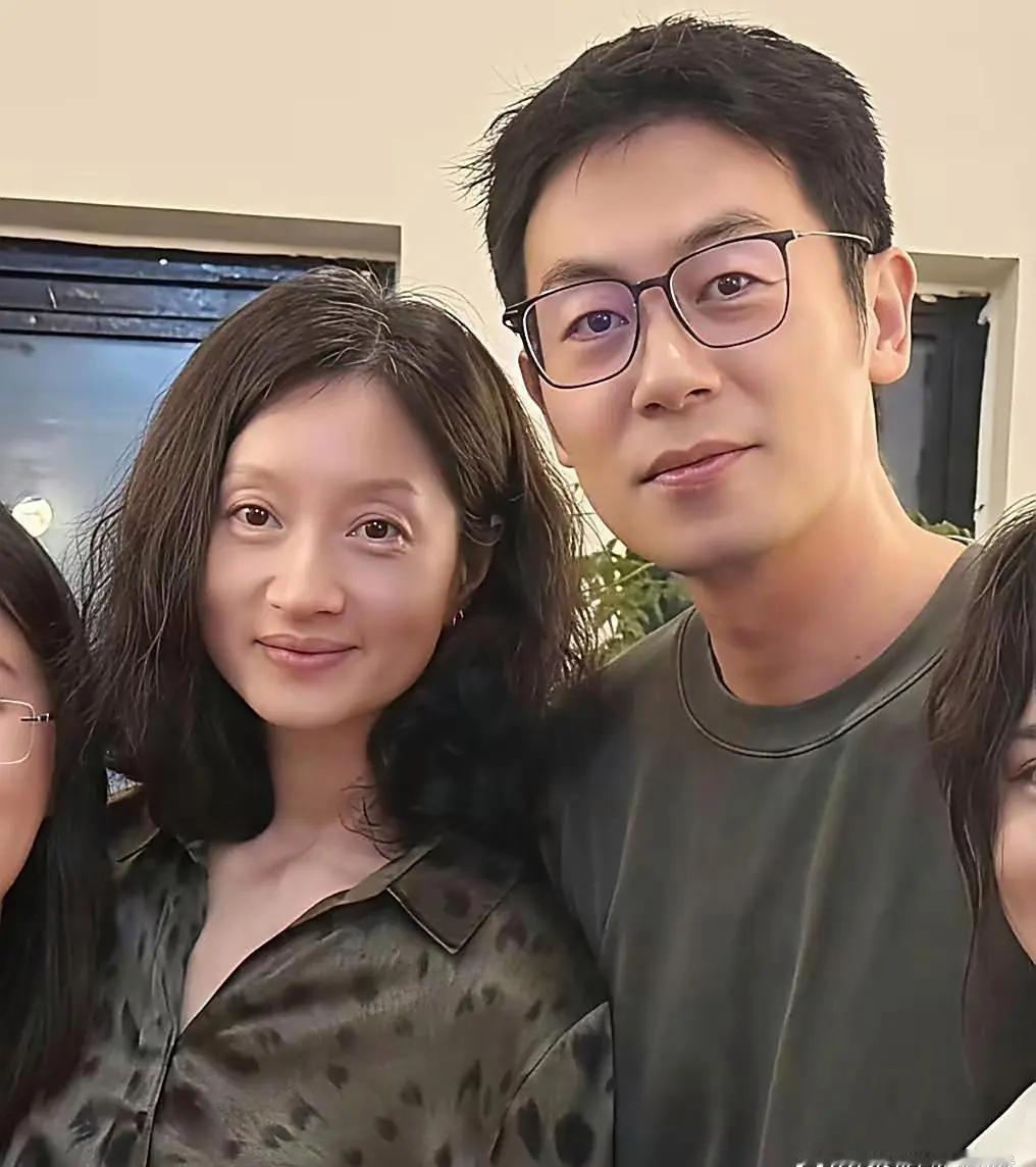 朱亚文和老婆同框照
她真是太真实了，看着怪吓人的，她的素颜照很好看，风韵犹存，就