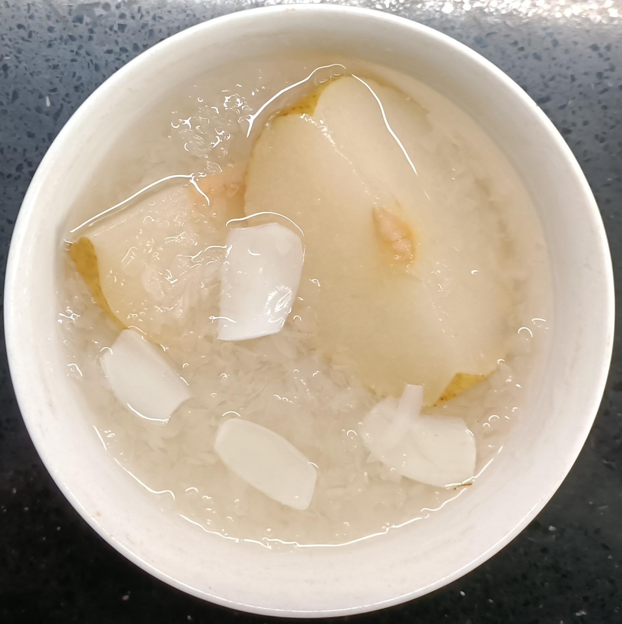 感冒了咳嗽有点厉害，让食物辅助帮点忙：梨、银耳、鲜百合加了几丁冰糖炖了一锅。 ​