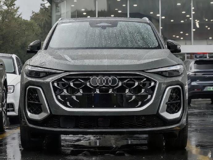 随着大量实拍图在网络上持续曝光，我们预测全新一代奥迪Q5L极有可能在本周开幕的2