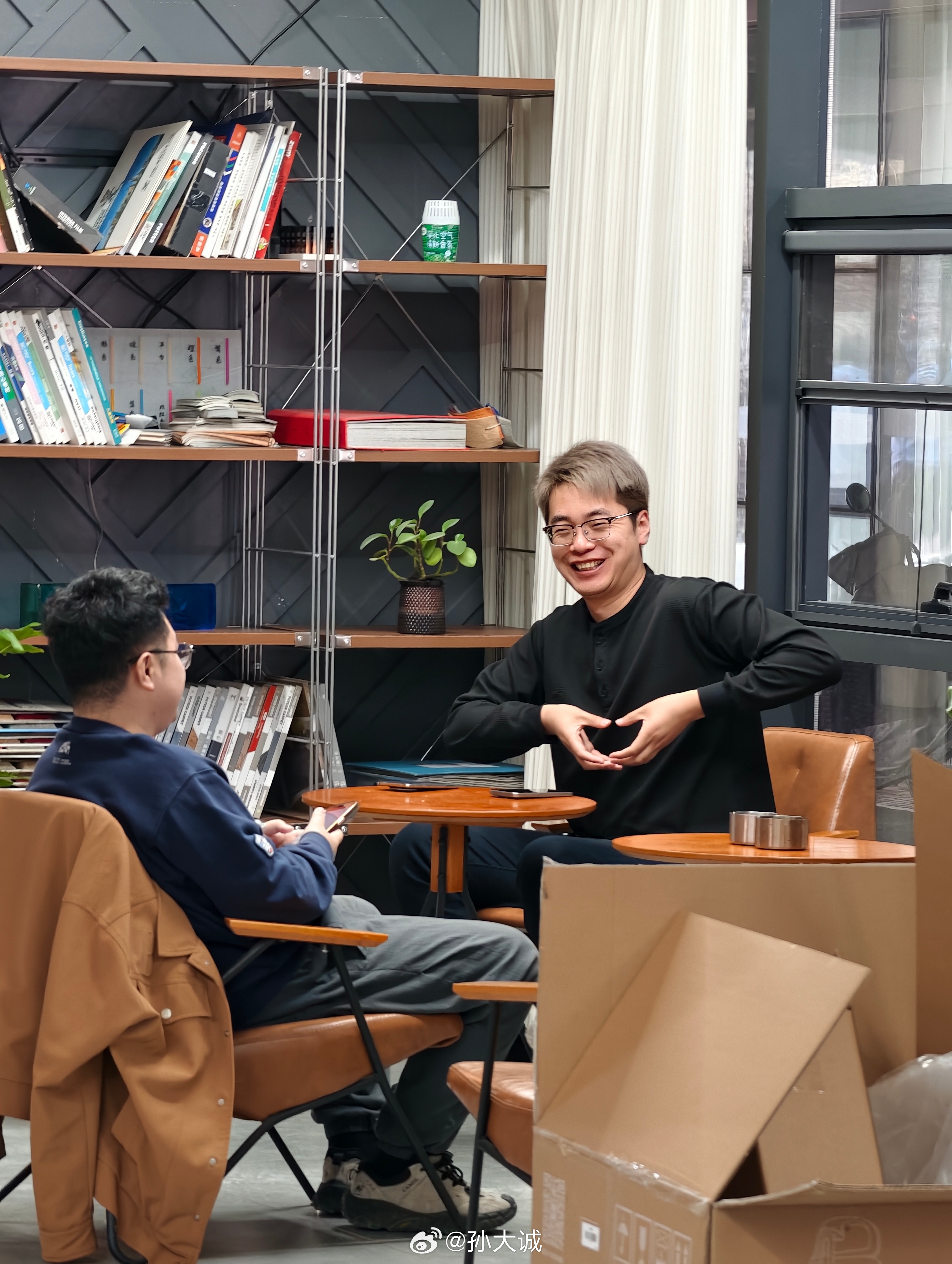 来北京拍车 碰见了完全没有经过商量的偶遇更显亲切他饭吃到一半，一看我来了迅速的放