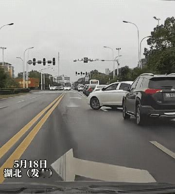 双黄线，还跨车道掉头，怎么捂都是你的全责啊，这下老实了吧？一定要遵守交通规则，为