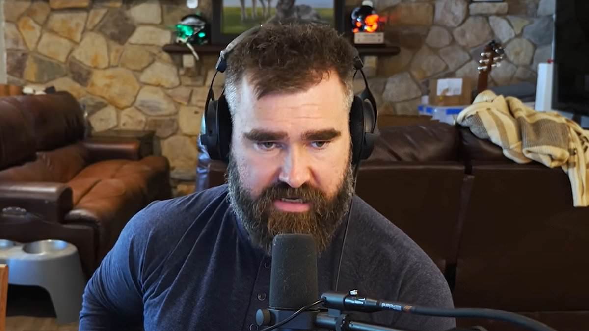 NFL传奇杰森·凯尔斯最近在其播客节目New Heights谈梅西在迈阿密踢球感