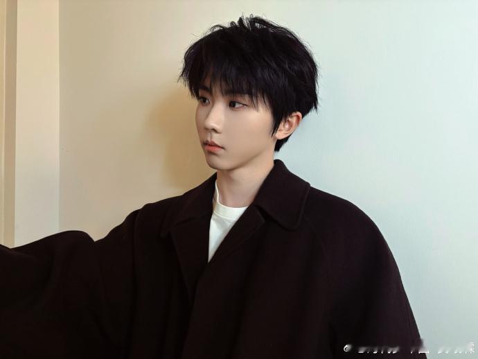 贺峻霖表示永远在马嘉祺转身可见之处，愿做身后的人，直言对方若感疲惫便随时回头，传