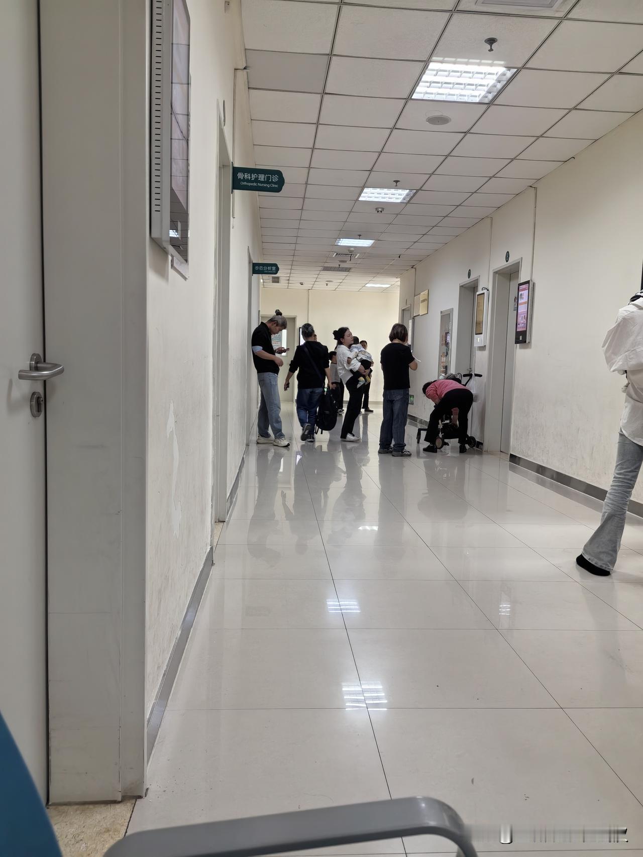 一个爱孙心切的厉害奶奶。

昨天下午我带着大宝小柚子去做脖子理疗，在排队等待的过