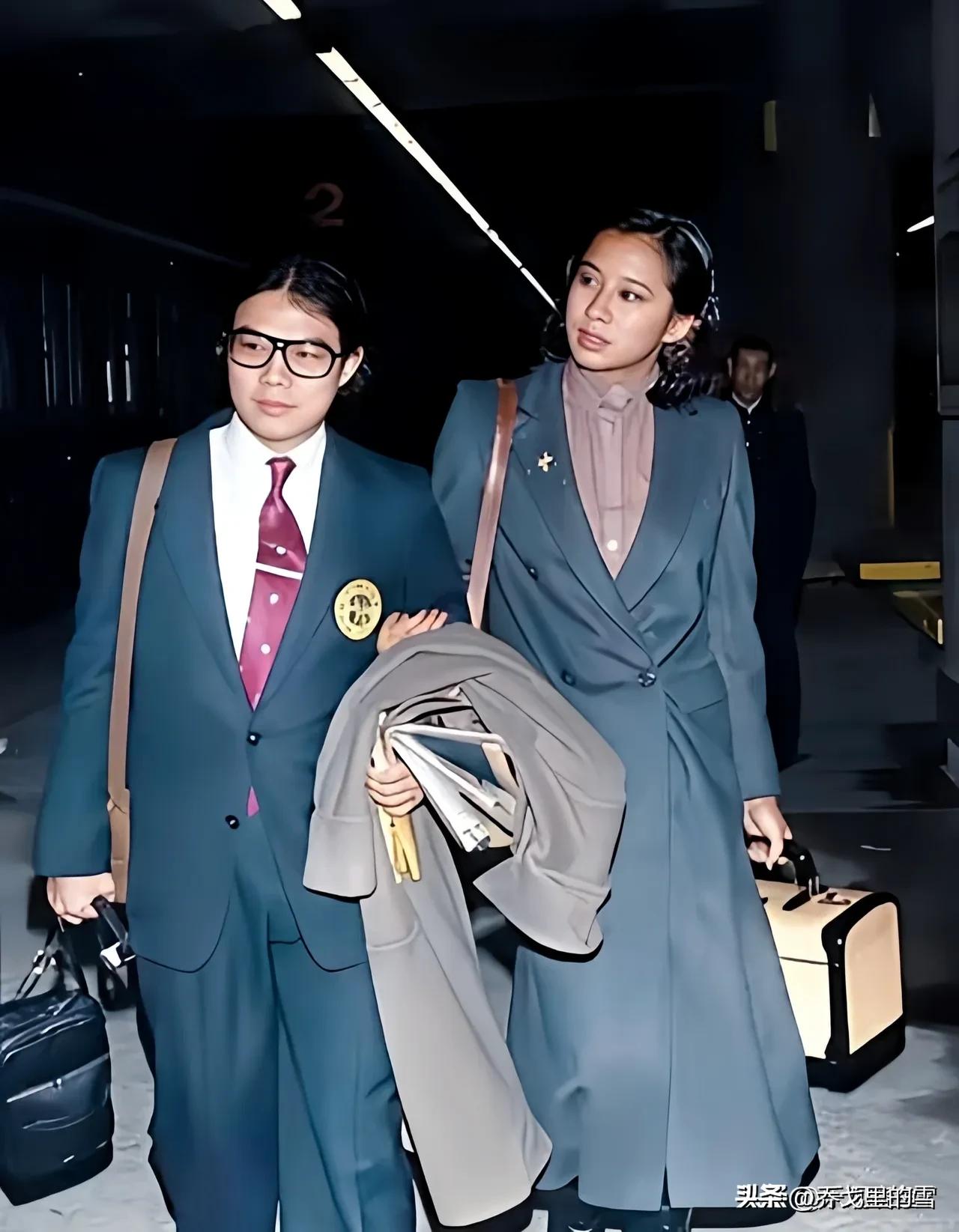 这是新婚燕尔的霍震霆和妻子朱玲玲的一张老照片。

霍震霆个子都没有朱玲玲高，中分