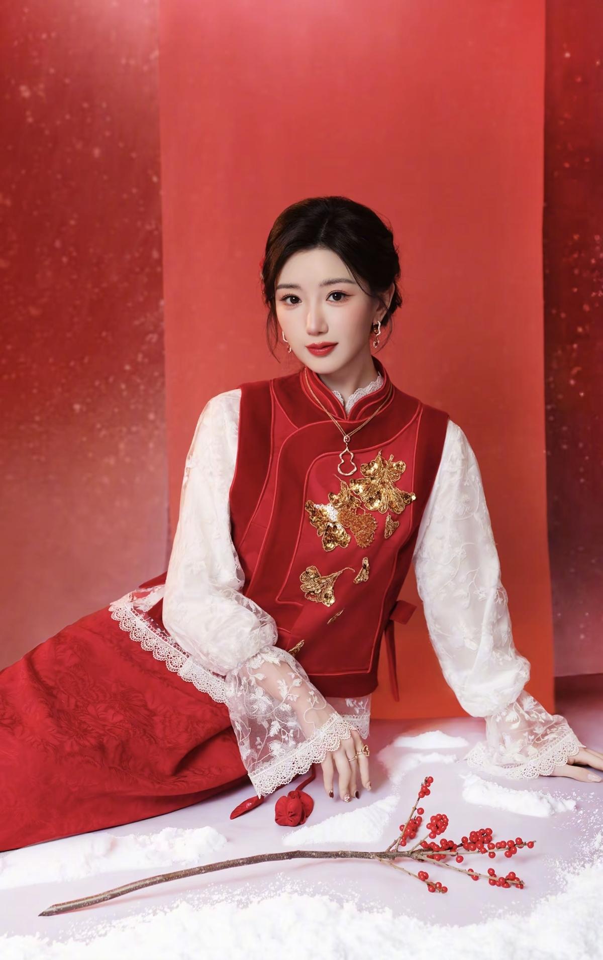 红妆胜火，瑞雪迎春，毛晓彤这一身新中式穿搭，是刻在骨子里的东方浪漫[比心]雪落红