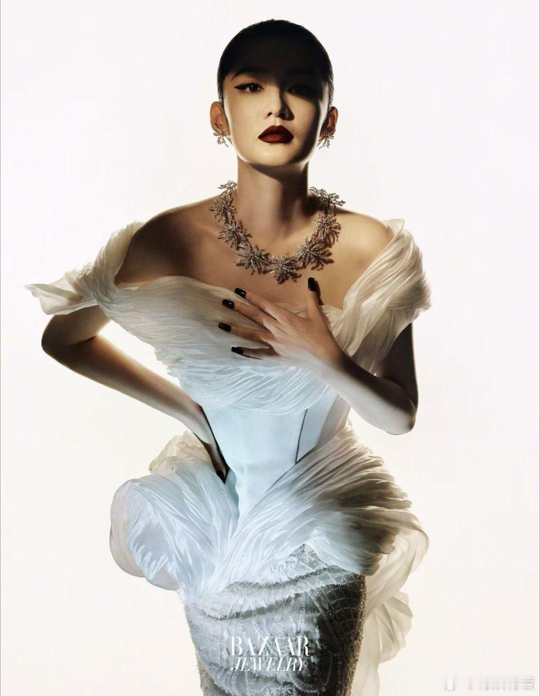 李沁白色高定李沁Tonyward高定李沁Tonyward高定，好美，[鼓掌][鼓