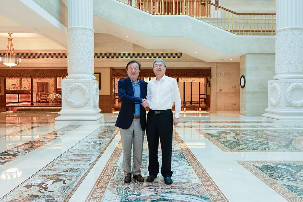 10月16日，华为创始人任正非与奇瑞董事长尹同跃在深圳华为总部举行高层会晤。两位