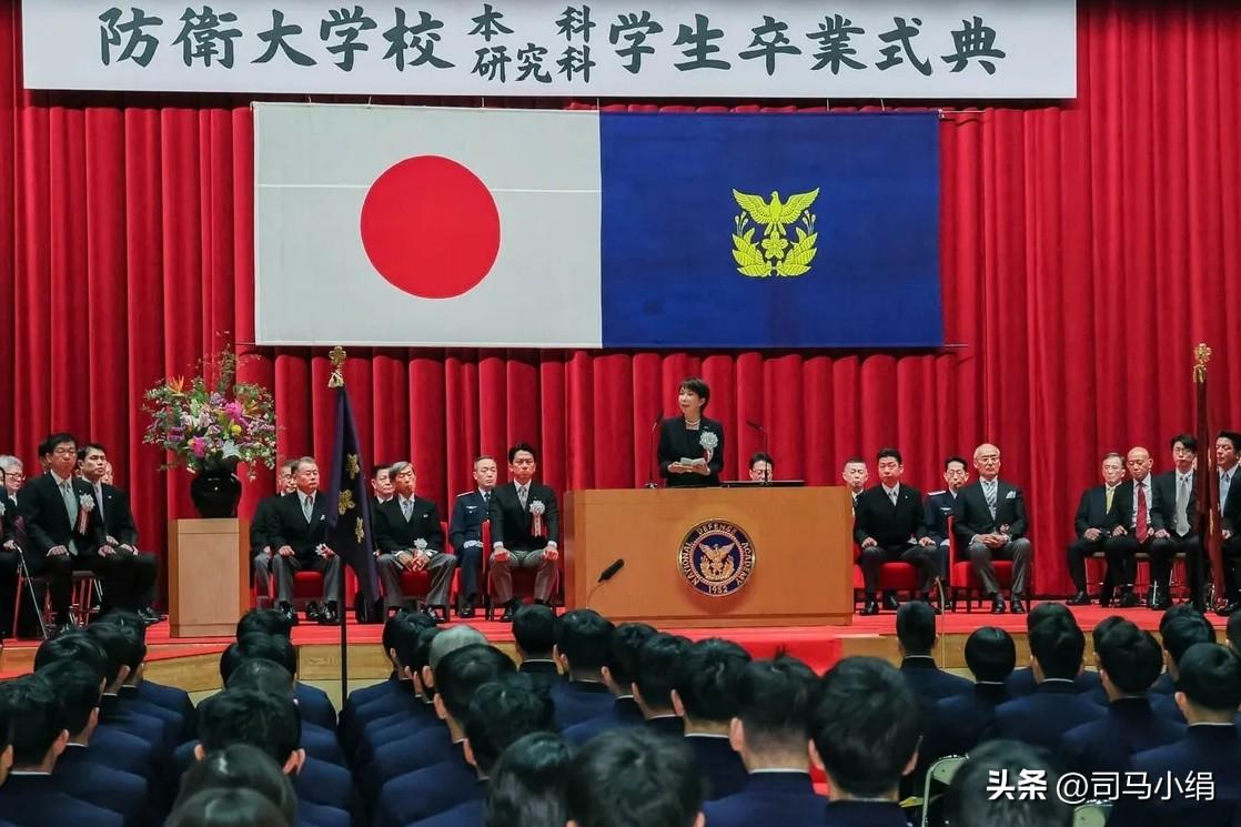 3月14日，日本首相发文表示：“今日，我出席了防卫大学的毕业典礼及任职宣誓仪式，
