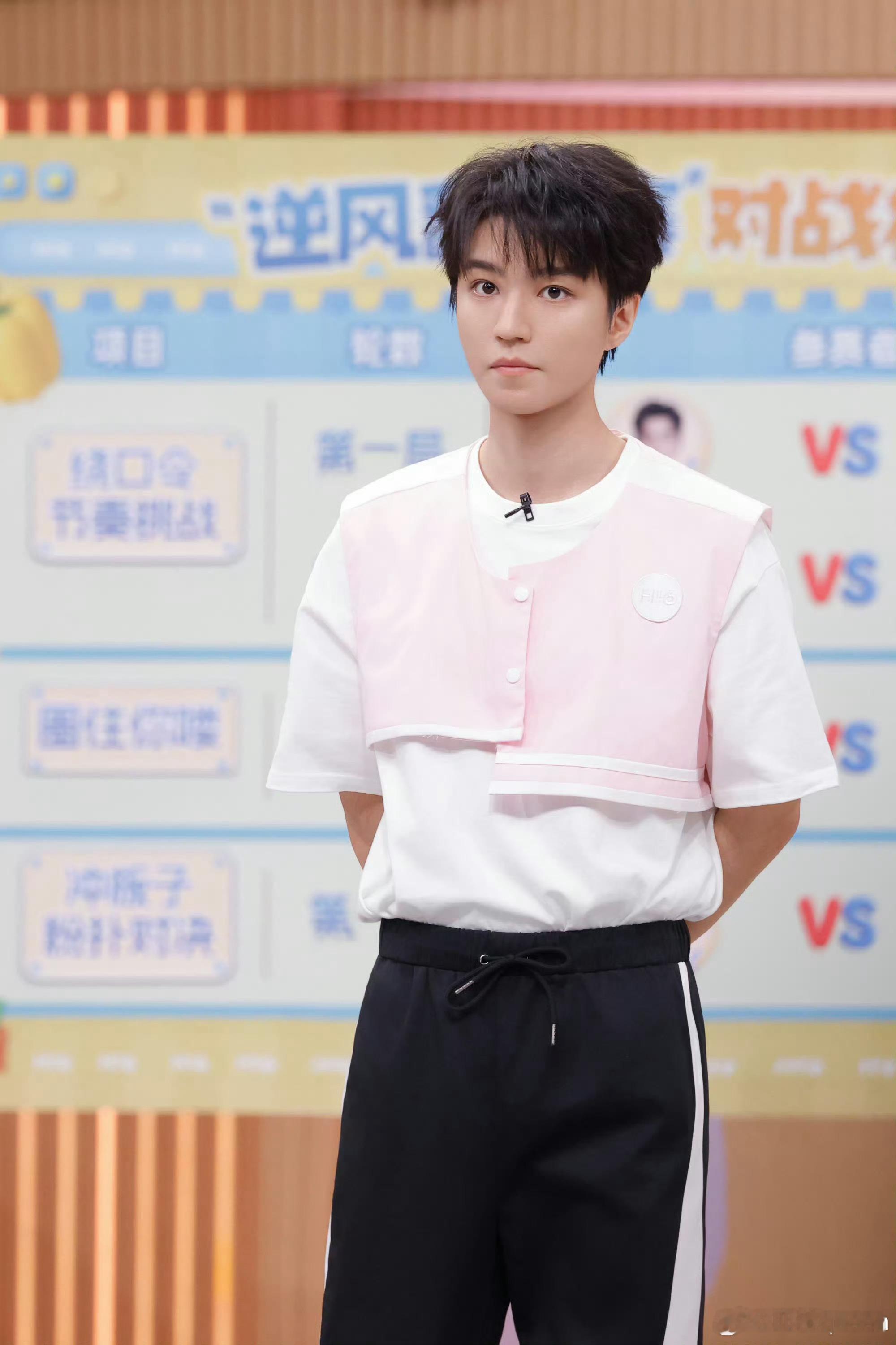 王俊凯裤子脏成这样王俊凯解锁脏脏包造型，裤子沾染污渍却丝毫不影响颜值，每一张抓拍