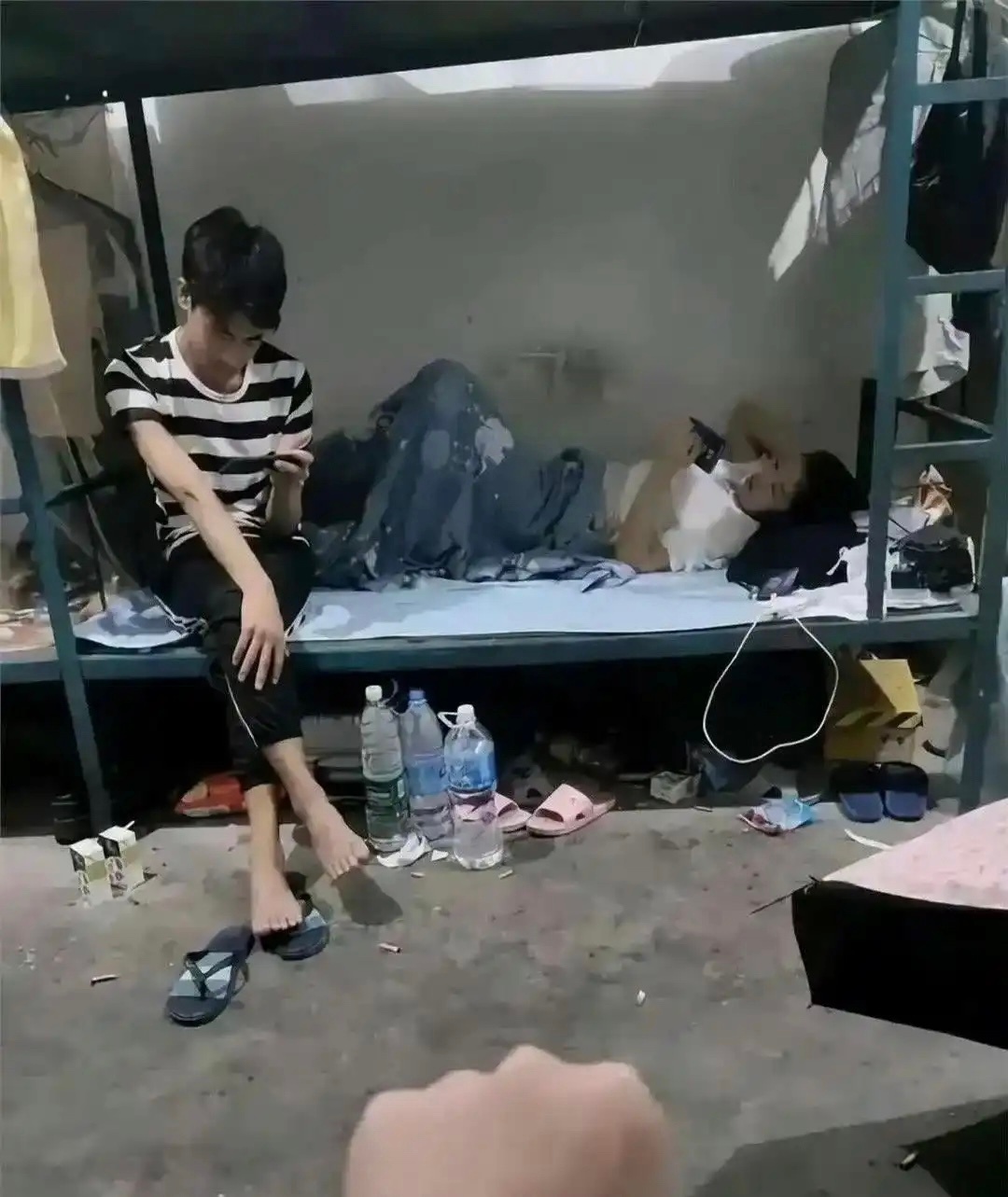该怎么劝我的室友，别带男朋友过来了，很尴尬 ​​​