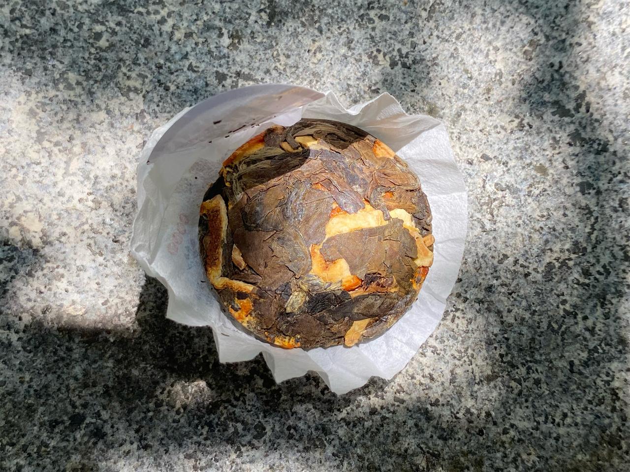白茶小圆饼为什么不能买？
因为那些小圆饼为了追求便携，往往会采用紧压工艺，将茶饼