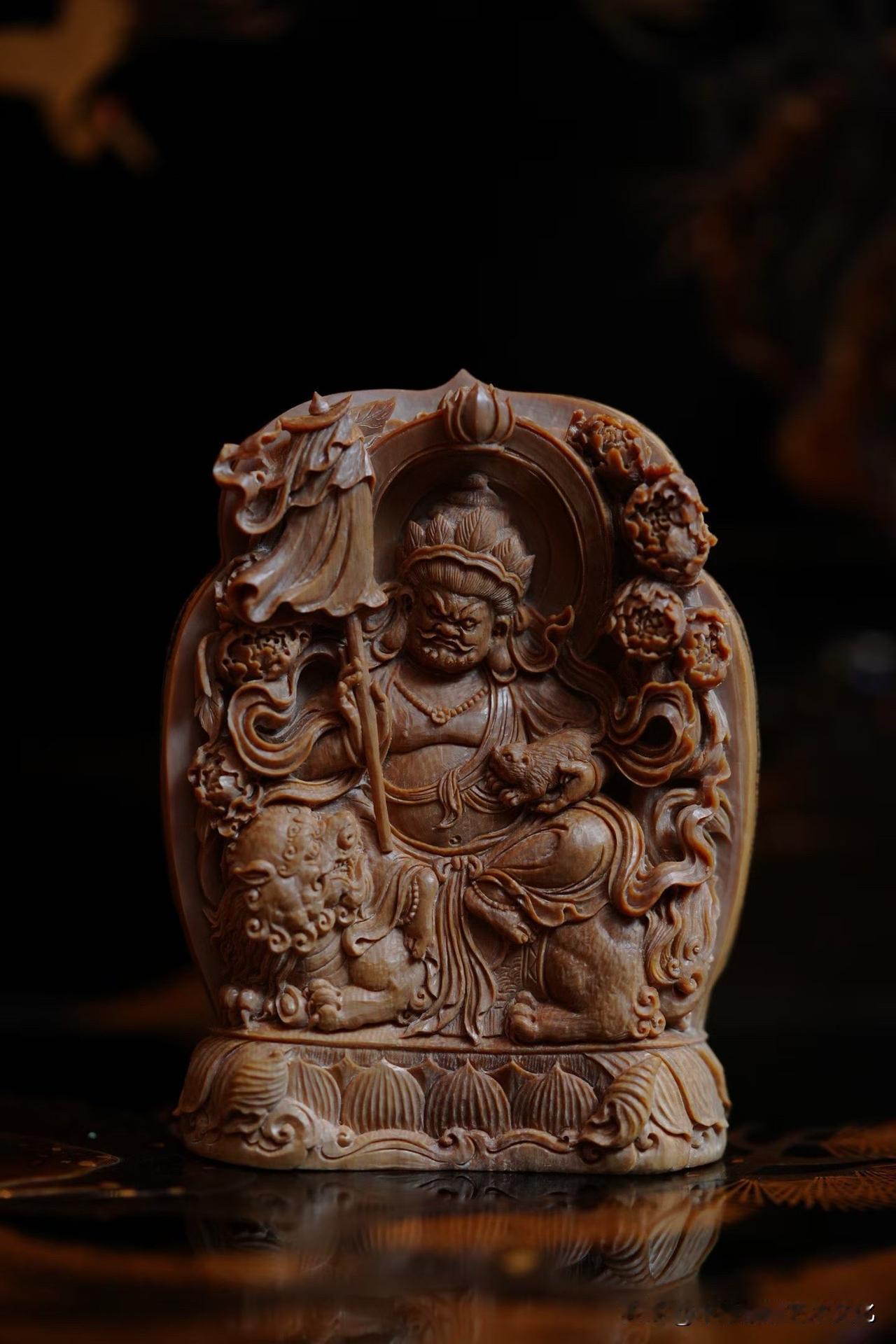 财宝天王的庄严，不在张扬，而在一份沉稳的气度。

盘坐之姿厚重端正，袒腹垂耳，神