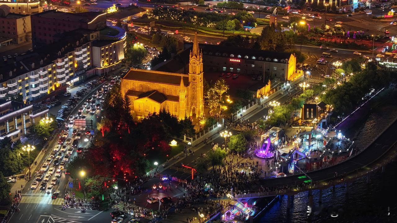 吉林市松花江畔的天主教堂夜景。吉林市是全国唯一省市同名的城市，松花江穿城而过，灵
