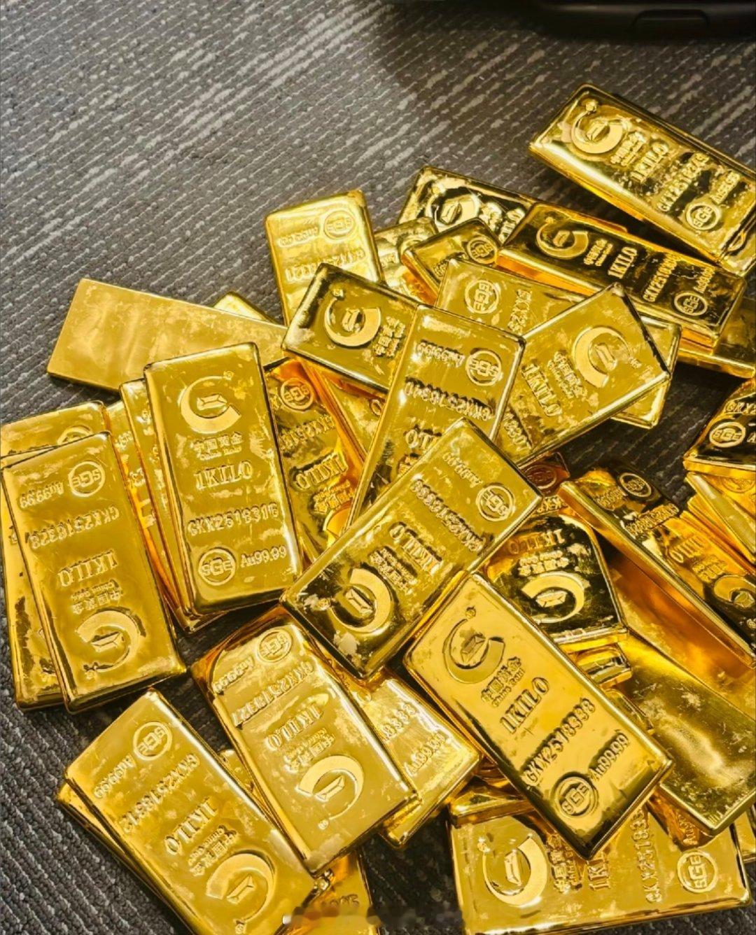 小伙买黄金猛赚10万称全靠心态好这届年轻人买黄金心态就是稳 刷到一个北京小伙买黄