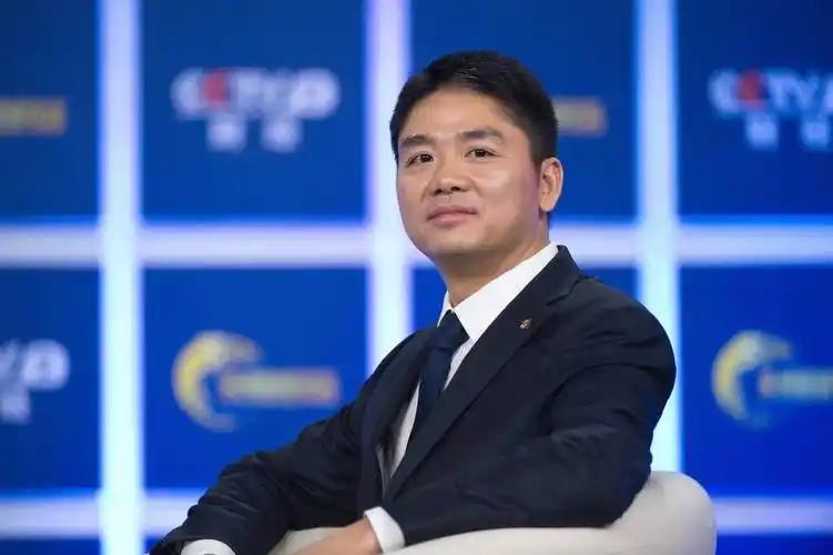 主持人让刘强东一分钟说服他去京东购物，刘强东说20秒就够了。

主持人抛出一个问