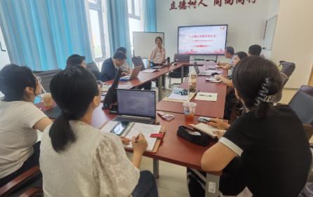 还有人理解不了领导为啥需要跟班，这不明摆着嘛，人都有一种陪伴的需求，有人听你扯淡