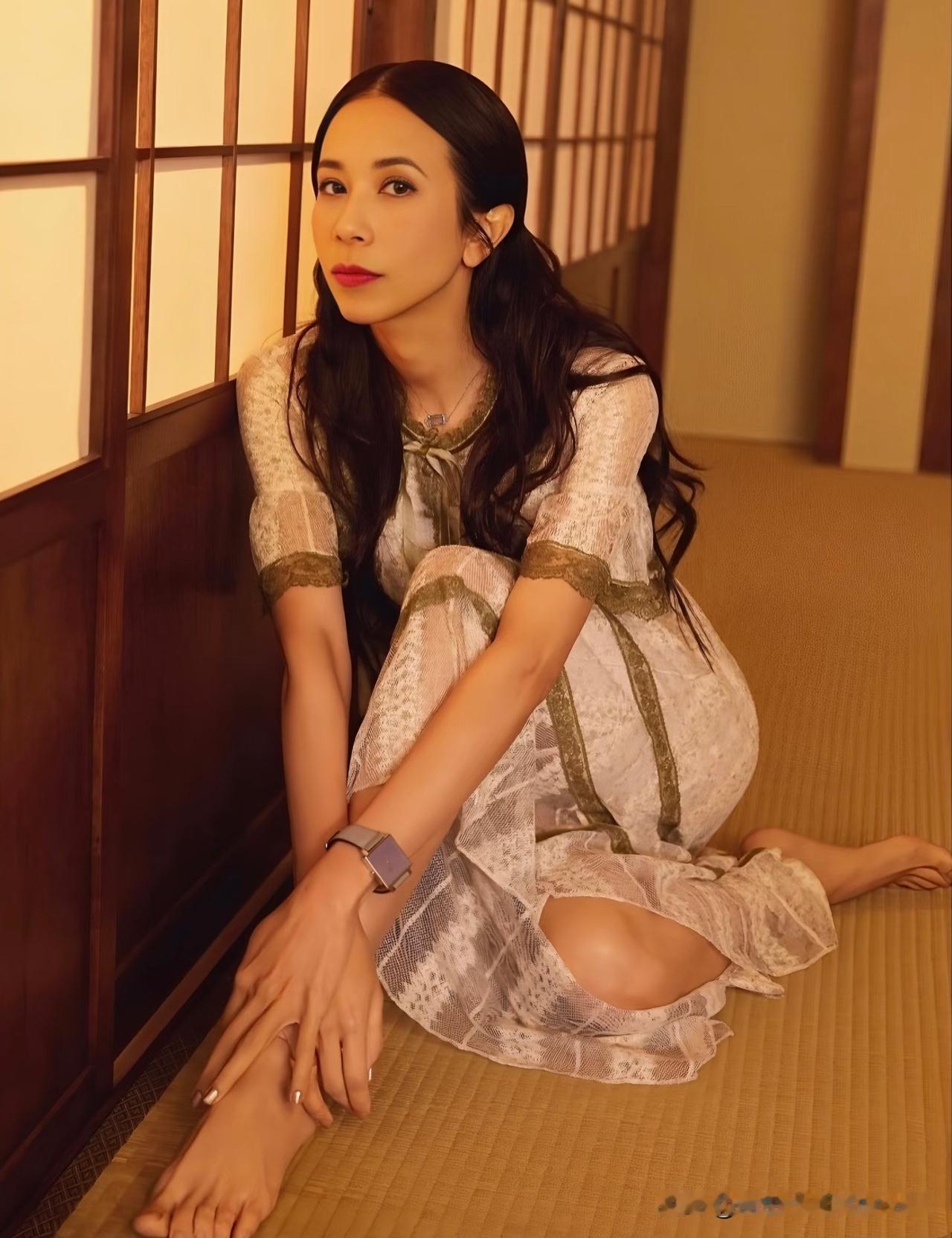 莫文蔚花裙、长发，简单一坐，美翻！