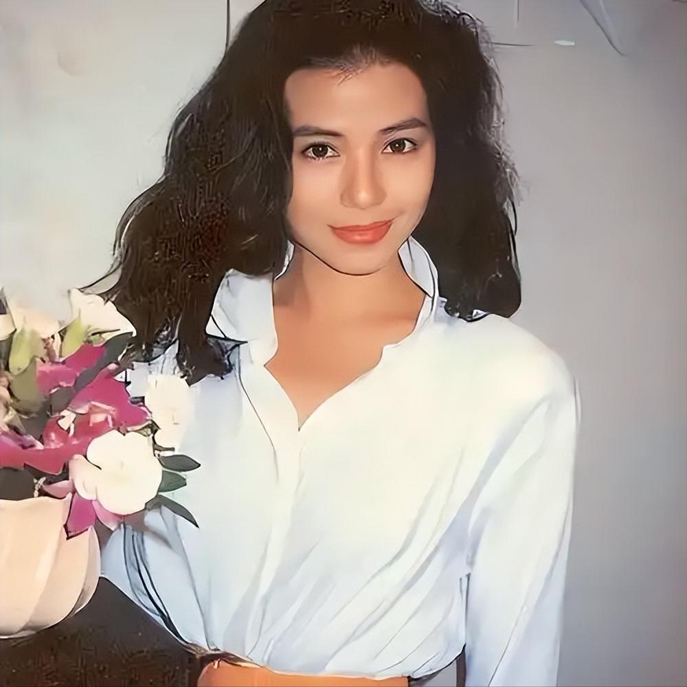 [微风]1983 年，球王贝利想带钟楚红回国，钟楚红坚决拒绝，不久一富豪出价 5