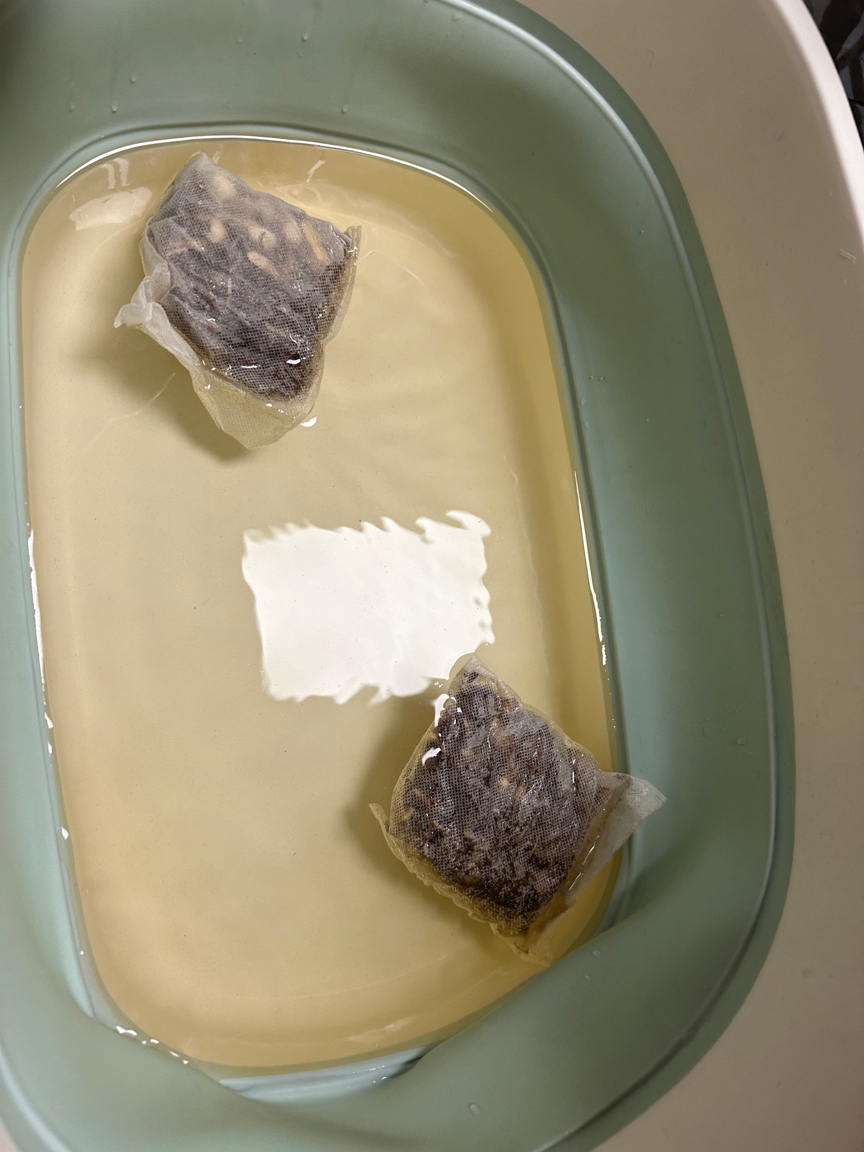 这几天人一直很累。甜总给我弄泡脚水➕按摩，洗水果投喂。[泪]嬲你滴哒，我婆娘真的