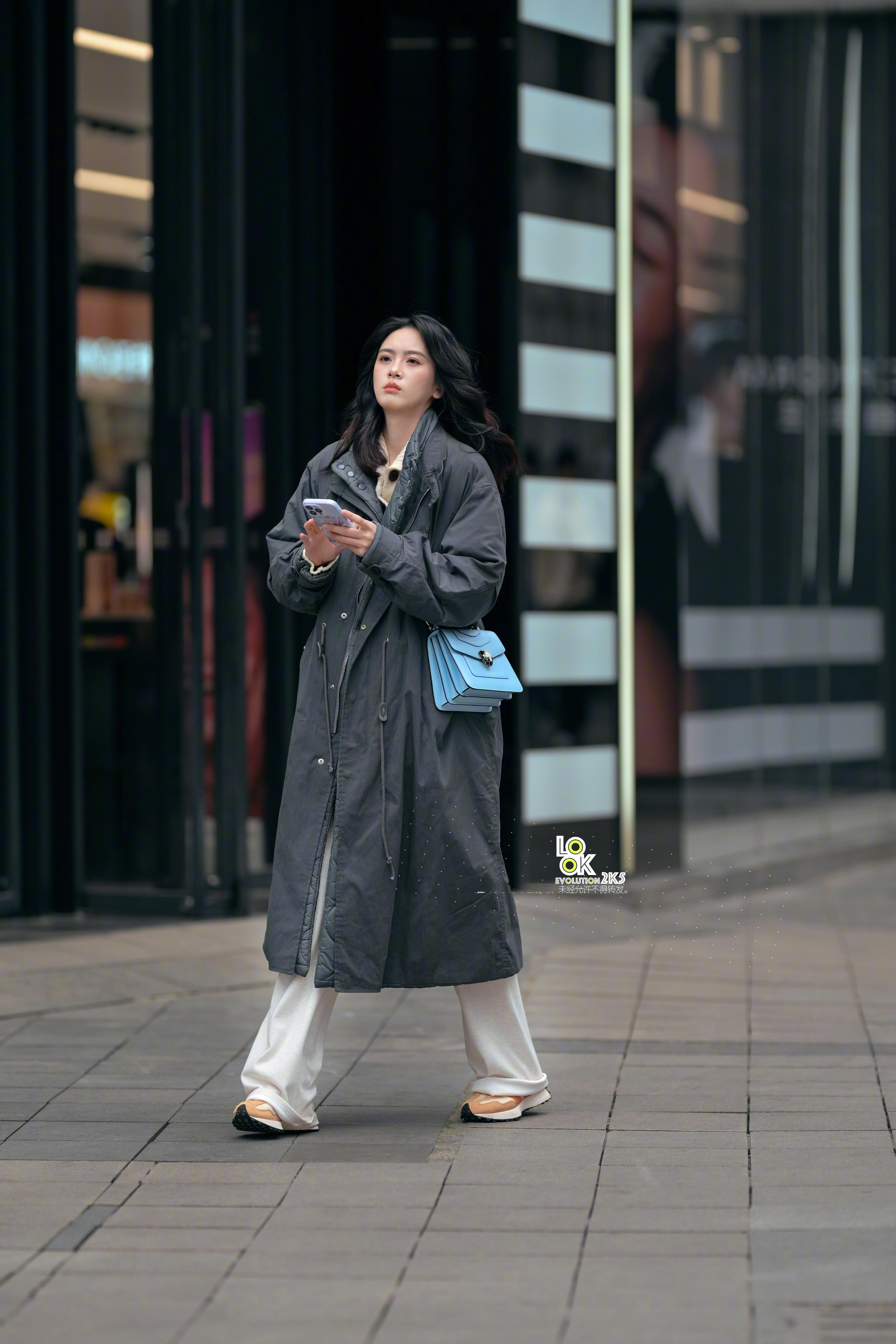 小姐姐好高哦！穿这个风衣有感觉 