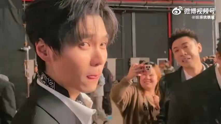 左凌峰掀桌了 喜人总决赛现场，左凌峰一激动直接掀桌，动作干脆利落，全场瞬间沸腾。