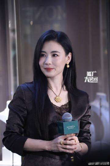 张柏芝一身黑低调又贵气张柏芝一身黑出席活动张柏芝黑衣现身活动，清冷气质融合豪门气