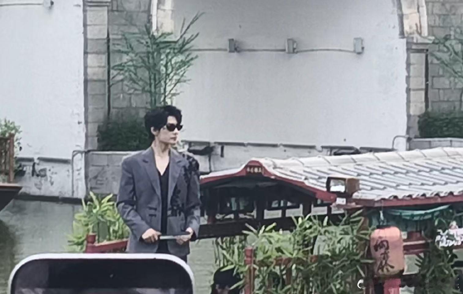 杨洋现身河南清明上河园 本来以为出场会是气场全开的大招既视感，结果现场完全是软萌