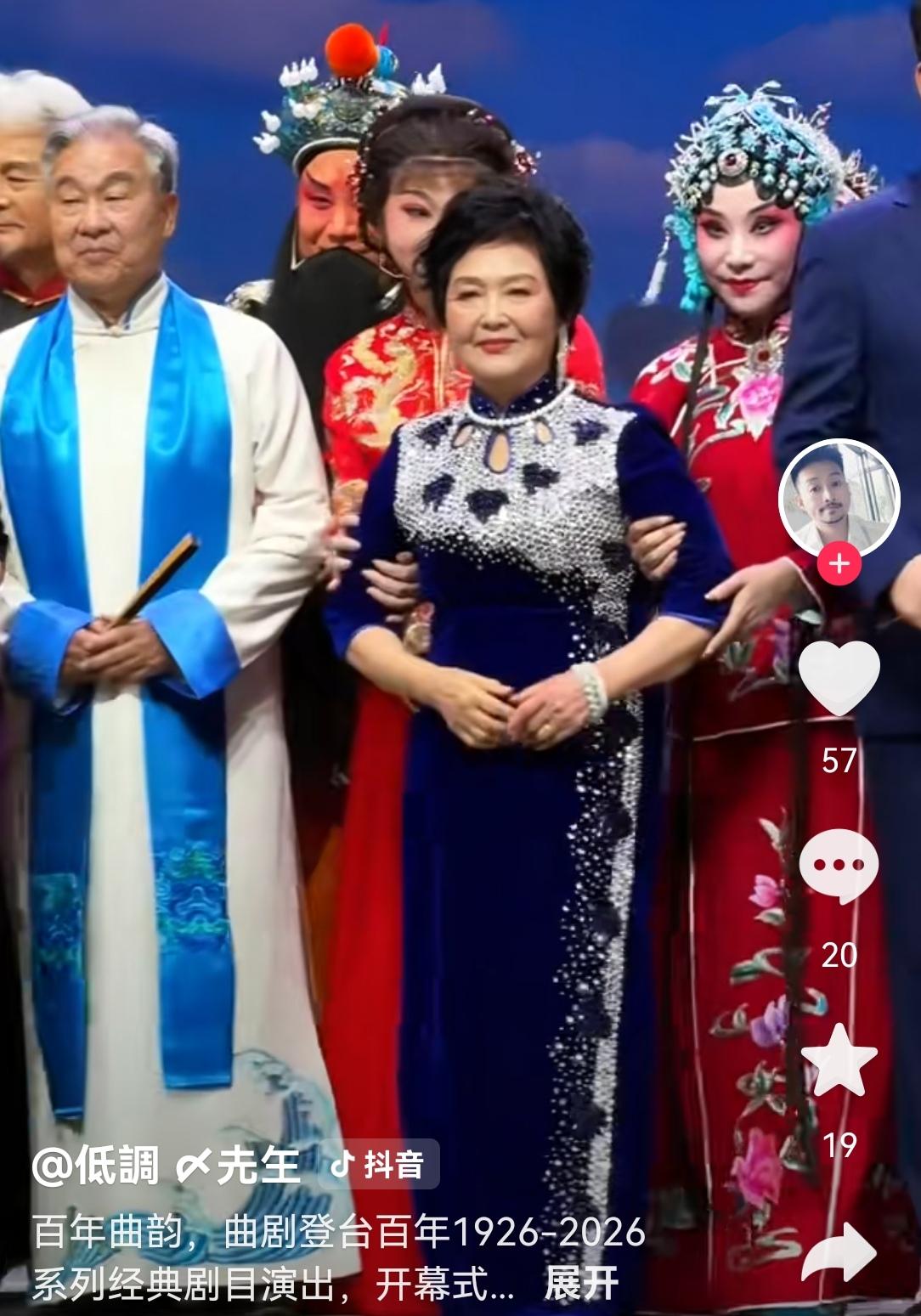 本来以为，只有那些年轻的流量明星们才会争抢C位，但是发生在曲剧登台百年庆典谢幕仪