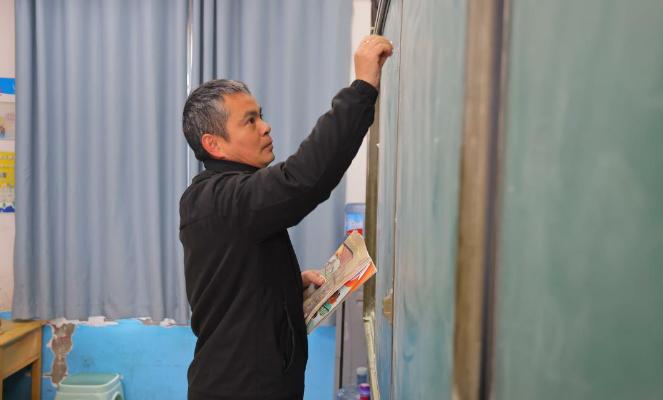 2009年，贵州，25岁男子放弃海外高薪工作，来贵州支教，3年后，他考上研究生正