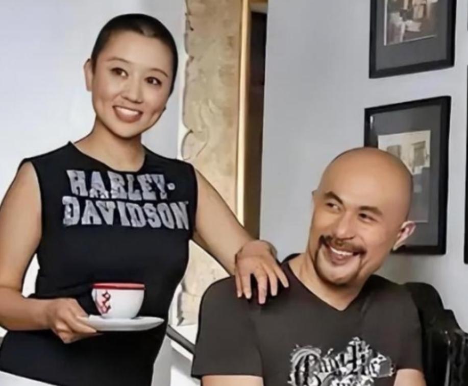 1994年，演鳌拜的徐锦江去云南拍戏，路过机场瞧见一队女兵，其中有个特漂亮，他箭