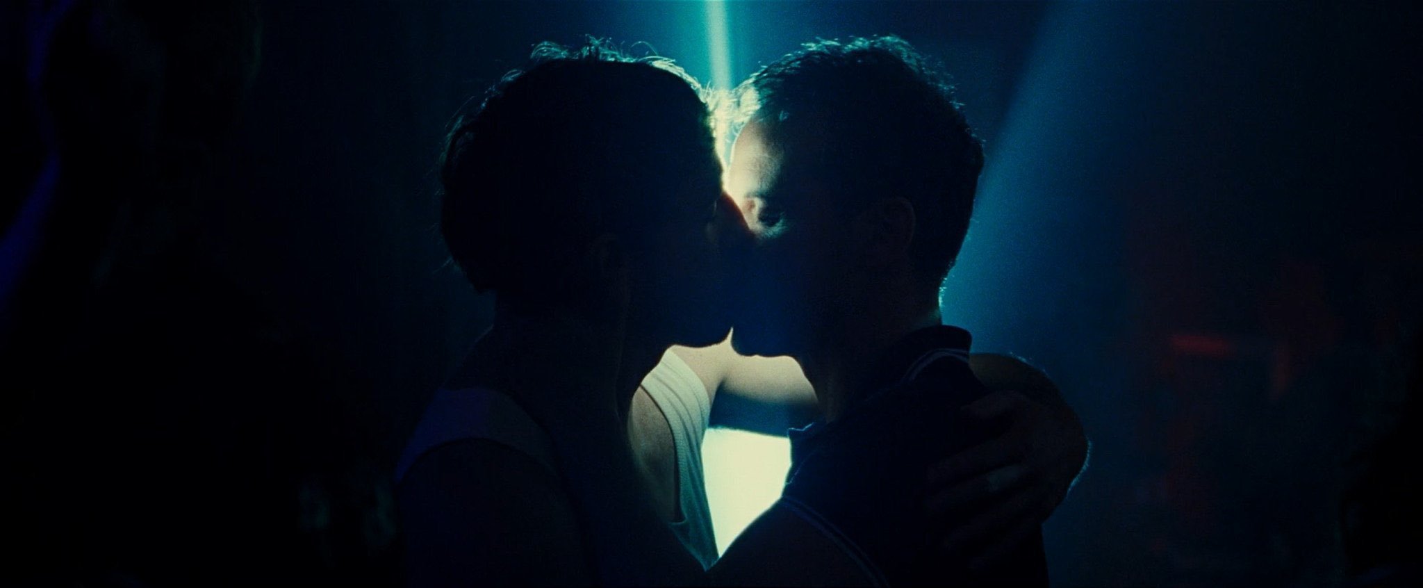 《都是陌生人》（2023）里的暗调与镜像画面导演：安德鲁·海格𝐀𝐧𝐝𝐫?