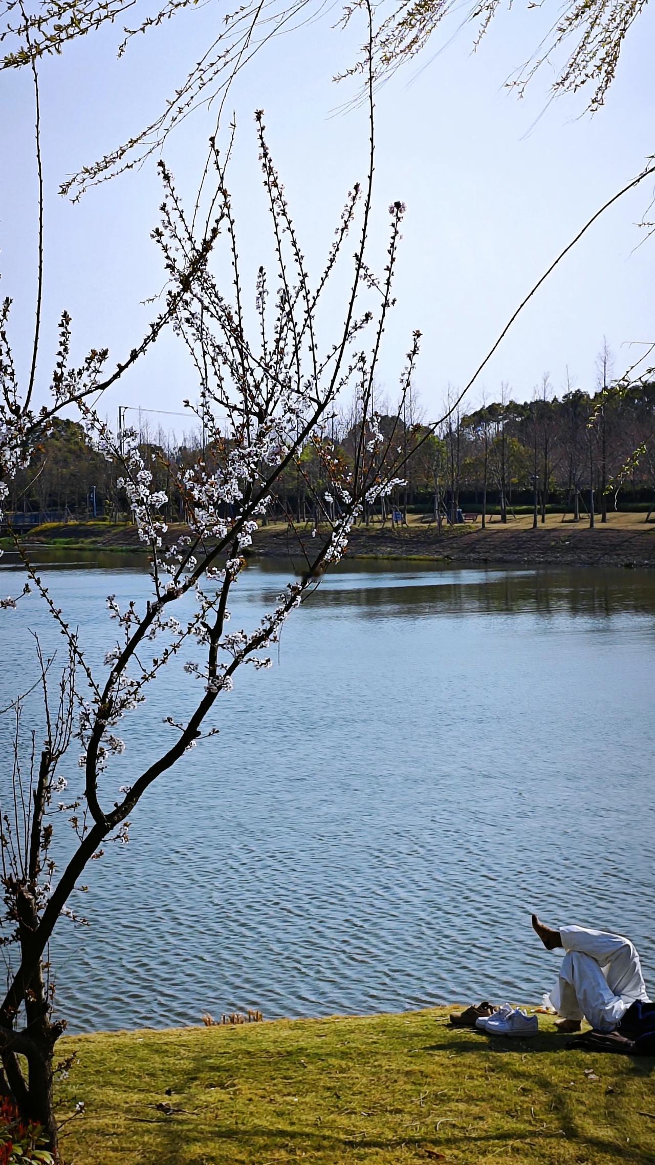 。放空大脑，尽情沉浸在这来之不易的幸福时光里。
 
不禁感慨，并非我们恰好生活在