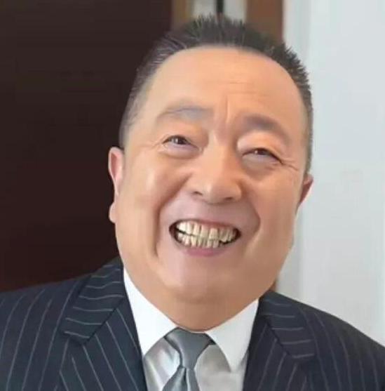 70岁的知名主持人“董浩叔叔”在结婚43周年之际，与妻子张薇补拍了婚纱照，弥补了