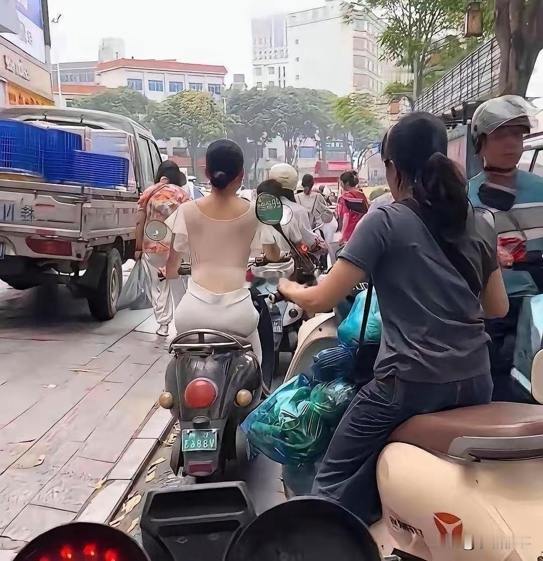大姐今天的菜买的有点多哦，车头都挂满了[大笑][大笑][大笑]