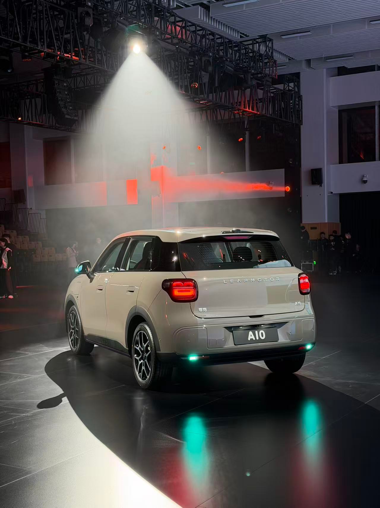 在零跑A10发布会，亲眼看到实车了最震撼：6颗智驾小蓝灯同步亮起的瞬间这可是5-