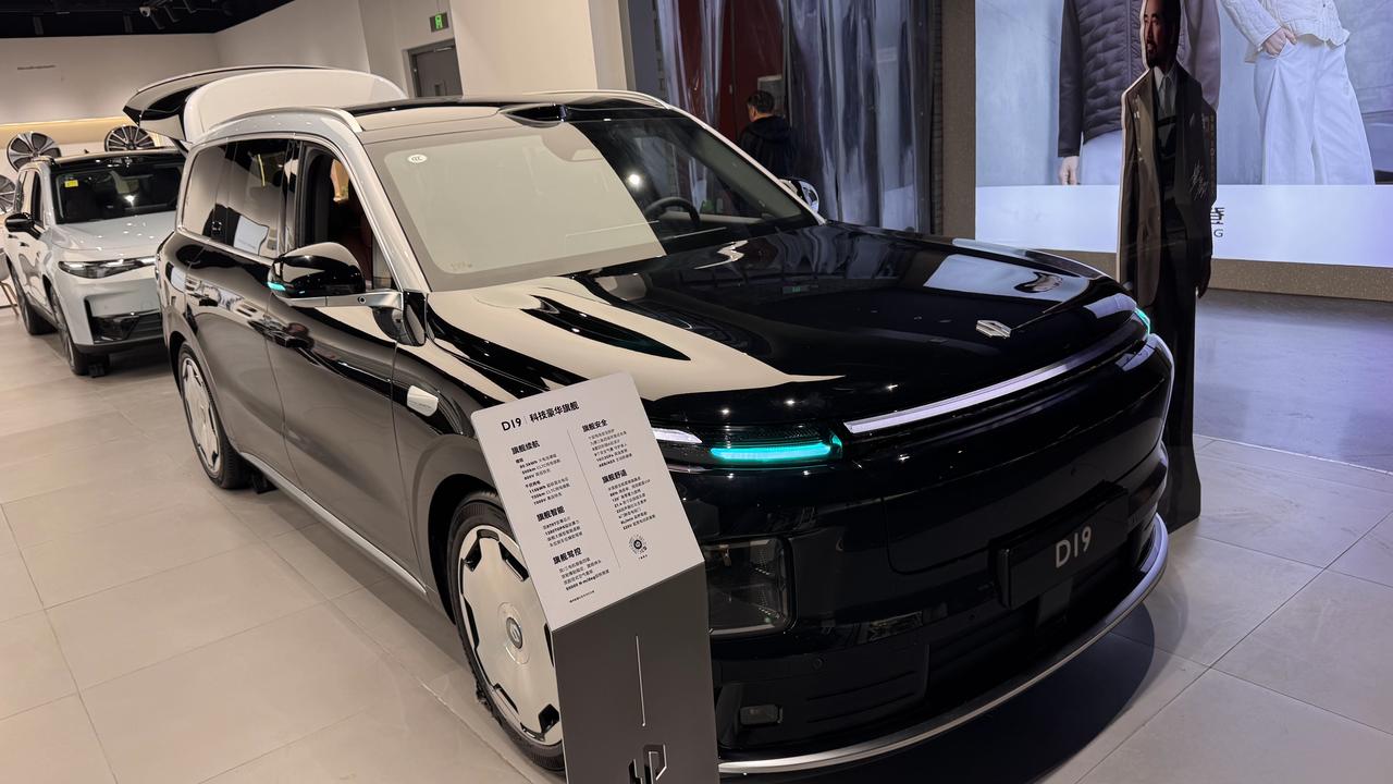 这零跑D19真的比想像中大很多…
前面还有电动的前备箱
增程电池甚至是80度…纯