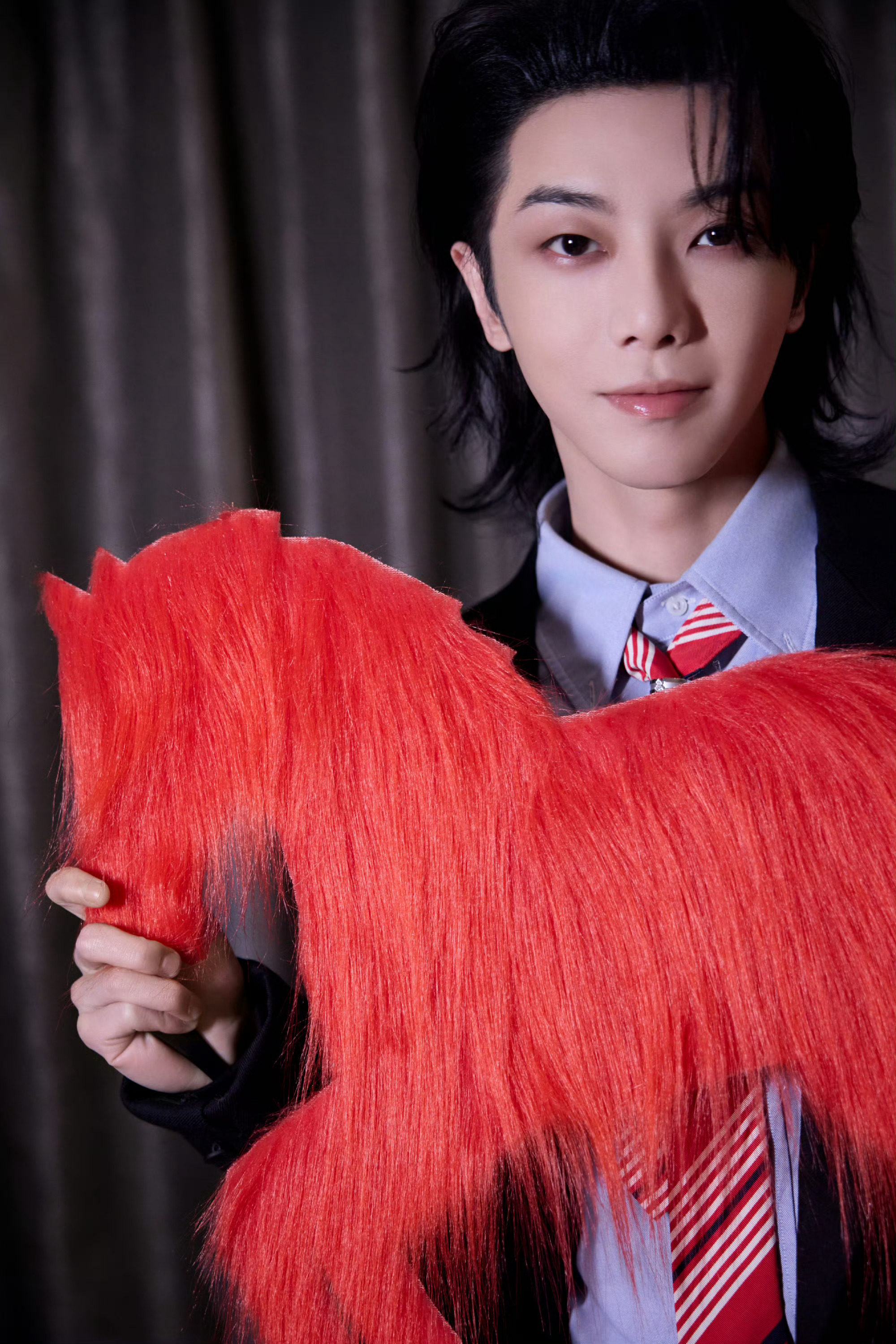 华晨宇直播时哽咽华晨宇哽咽华晨宇太感性了，一定要多笑一笑啊！！粉丝想看到一个笑起