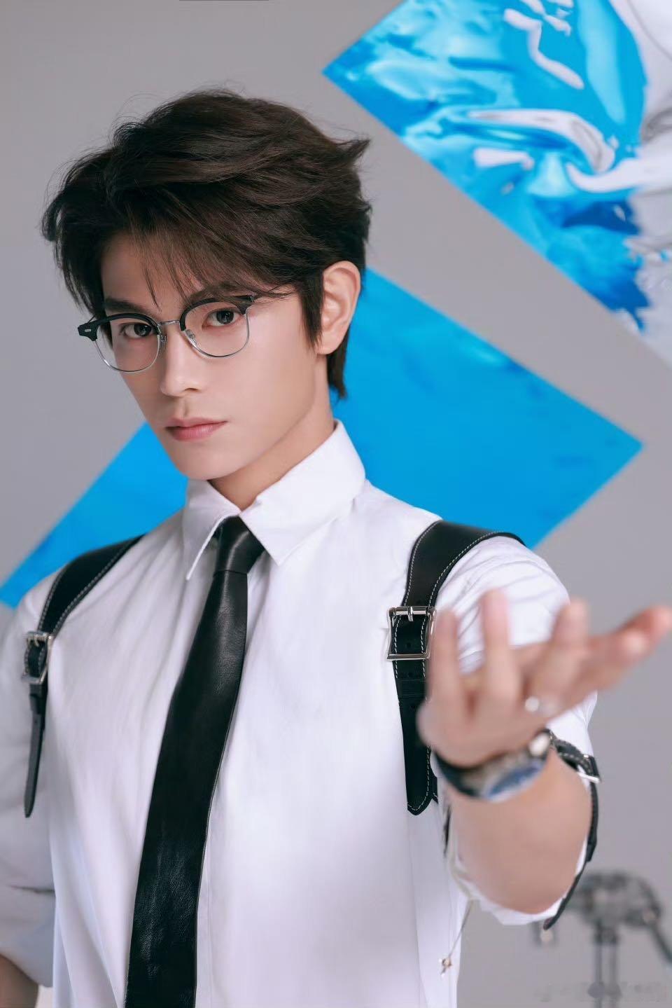 丁禹兮又上了家乡的春晚  节目组选对人，丁禹兮三上东方卫视春晚。期待唱跳的他或讲